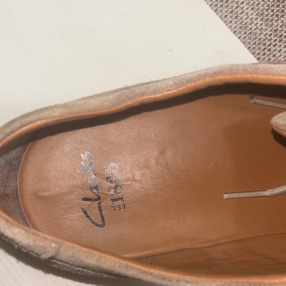 Clarks Derby shoes in tan suede. Men's 13. Like new condition. Classic style! - Picture 6 of 7
